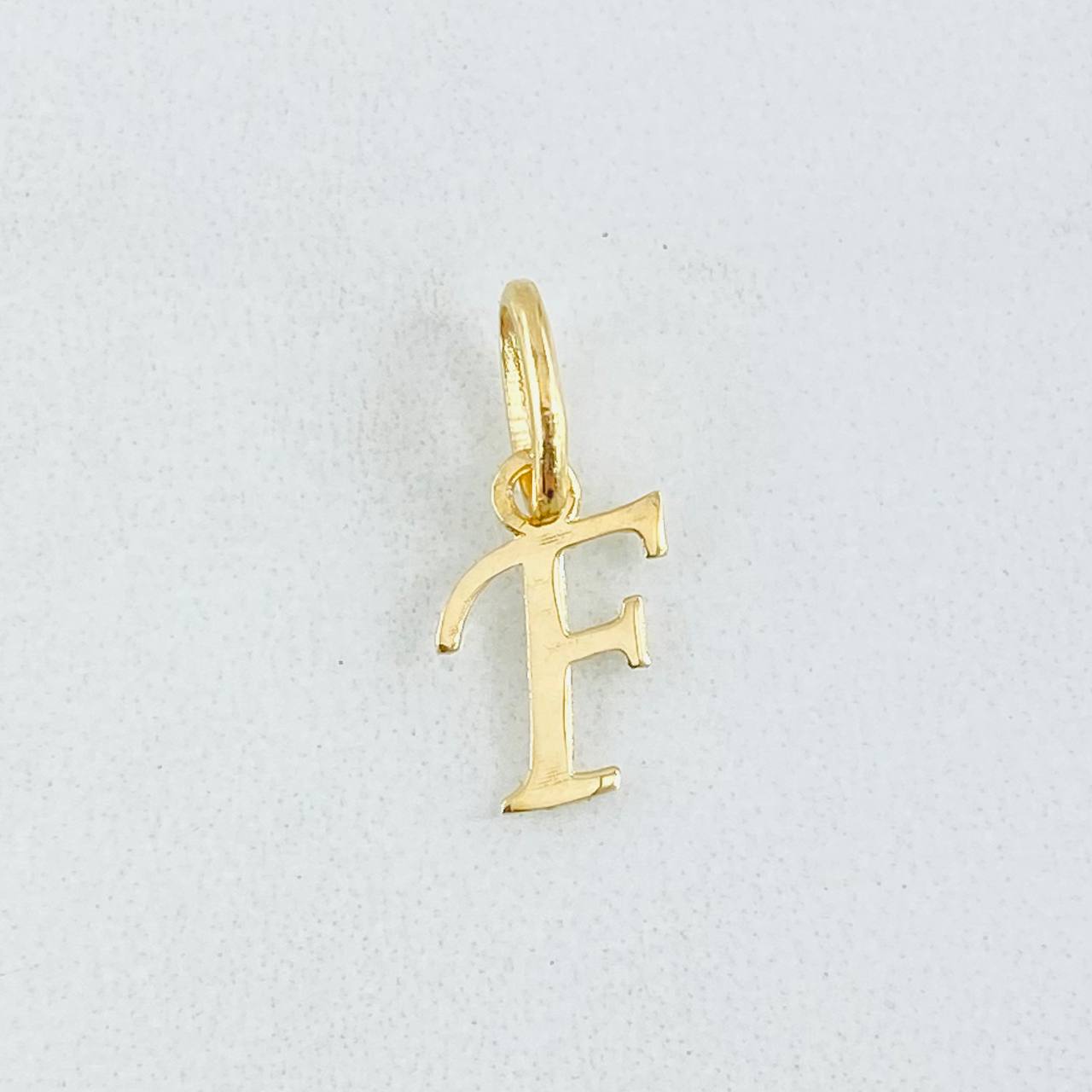 Dije Letra F Cursiva 0.35gr / 1.5cm / Oro Amarillo 18K ©