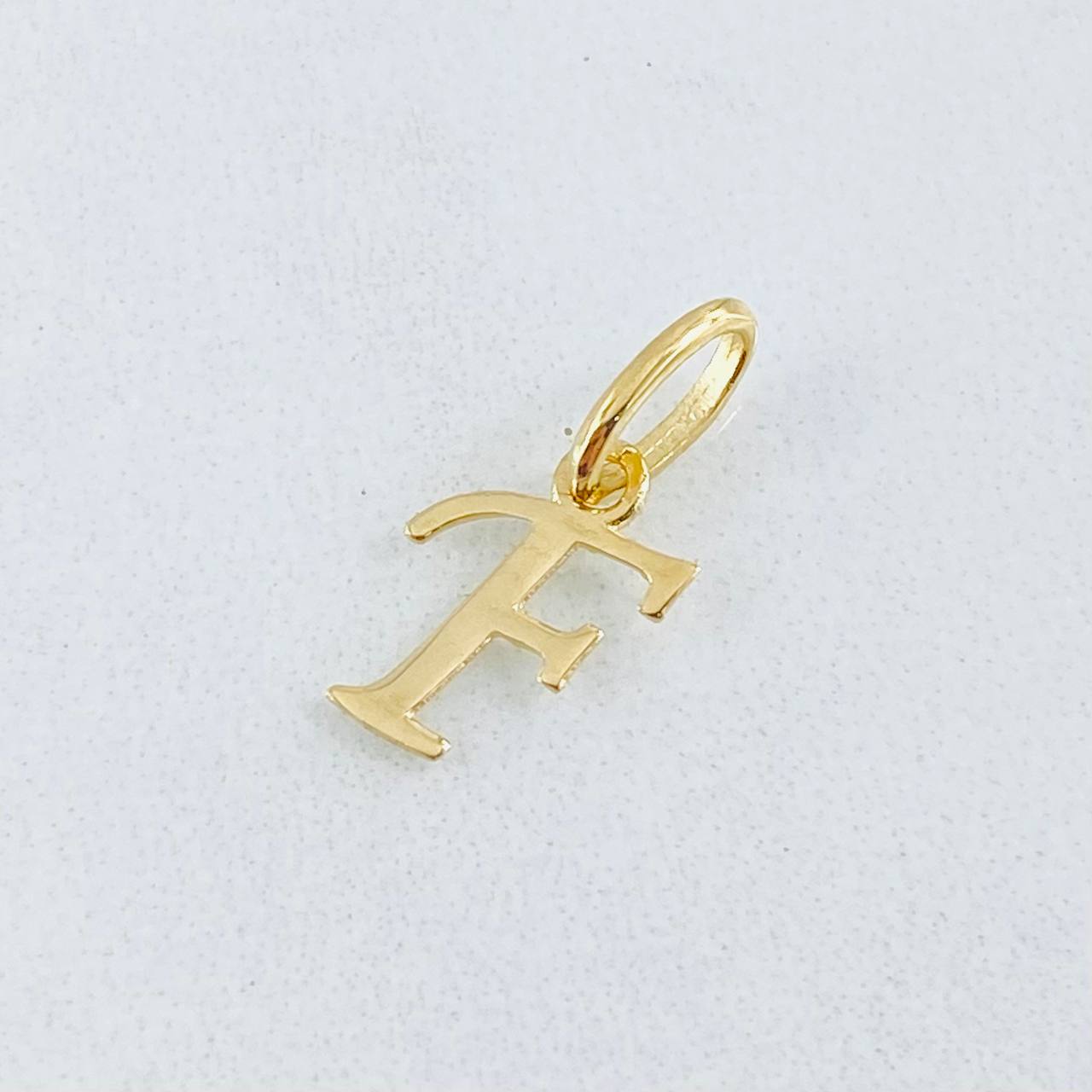 Dije Letra F Cursiva 0.35gr / 1.5cm / Oro Amarillo 18K ©