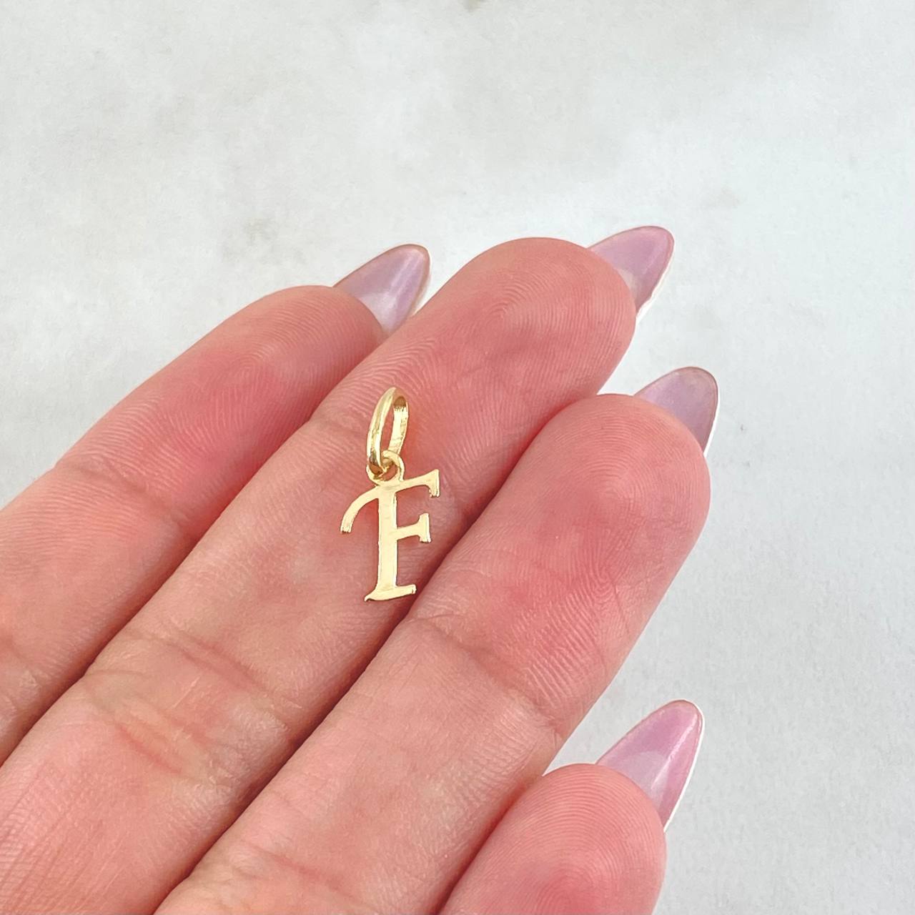 Dije Letra F Cursiva 0.35gr / 1.5cm / Oro Amarillo 18K ©