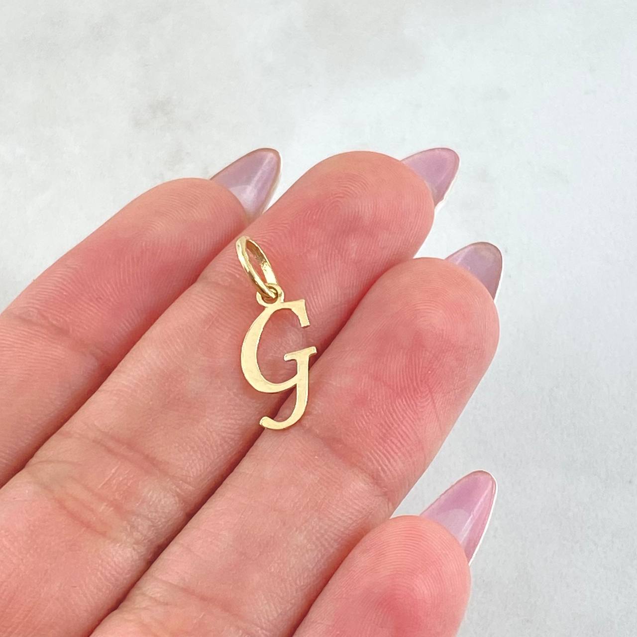 Dije Letra G Cursiva 0.4gr / 2cm / Oro Amarillo 18K ©