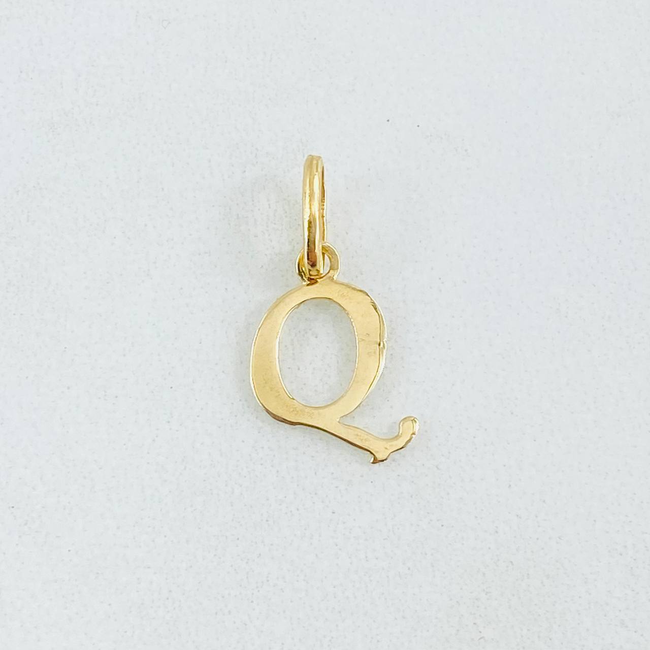 Dije Letra Q Cursiva 0.45gr / 1.6cm / Oro Amarillo 18K ©