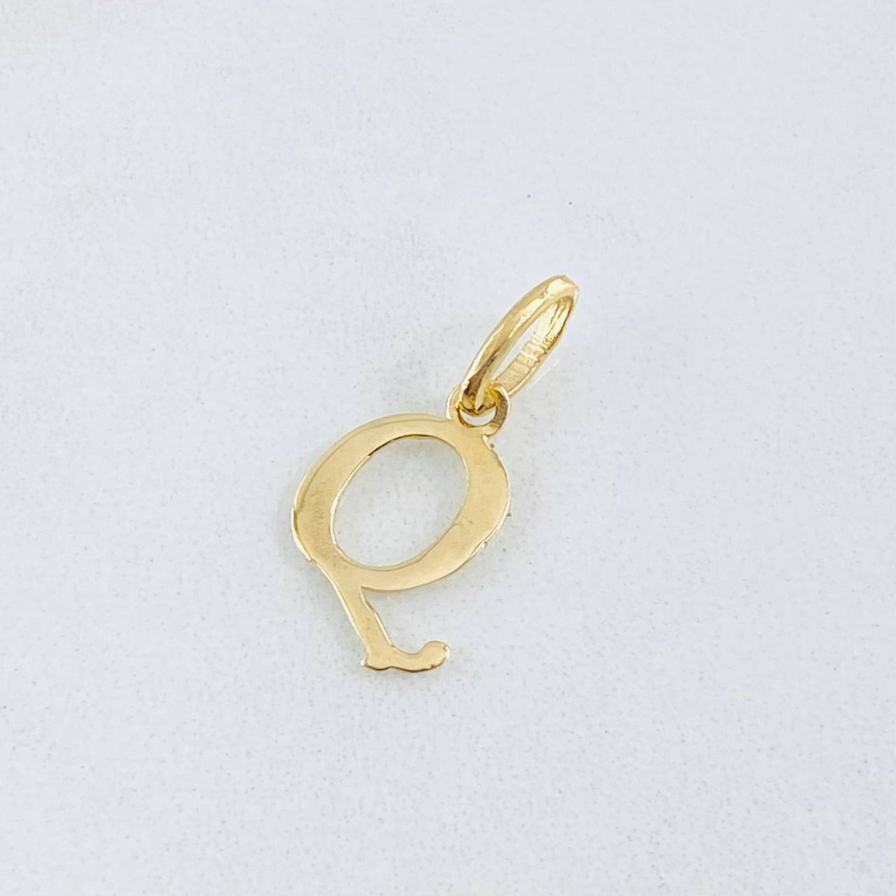 Dije Letra Q Cursiva 0.45gr / 1.6cm / Oro Amarillo 18K ©