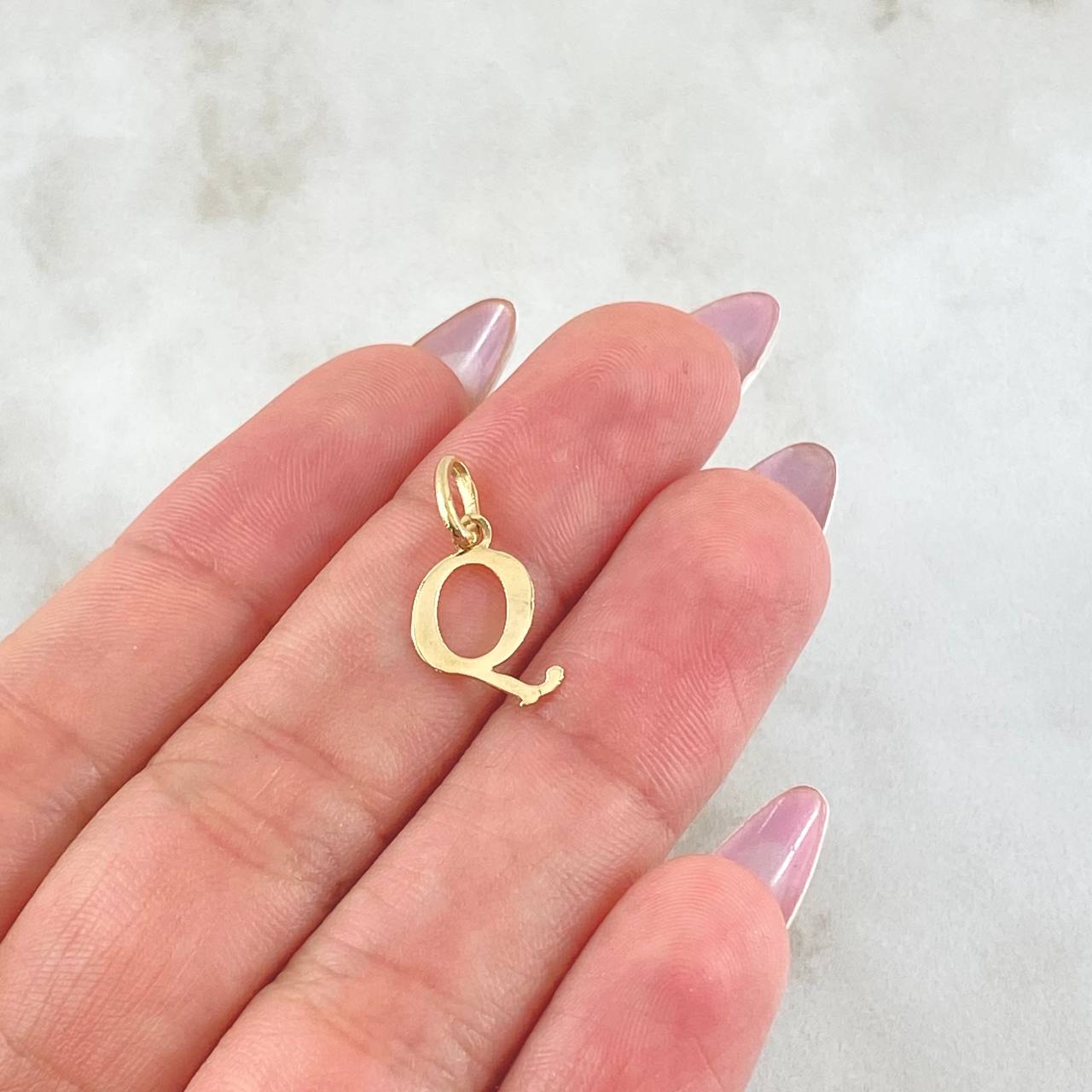 Dije Letra Q Cursiva 0.45gr / 1.6cm / Oro Amarillo 18K ©