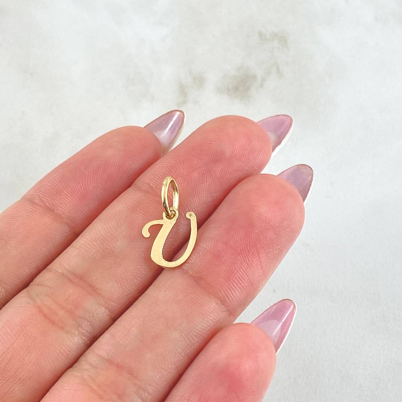 Dije Letra U Cursiva 0.45gr / 1.5cm / Oro Amarillo 18K ©