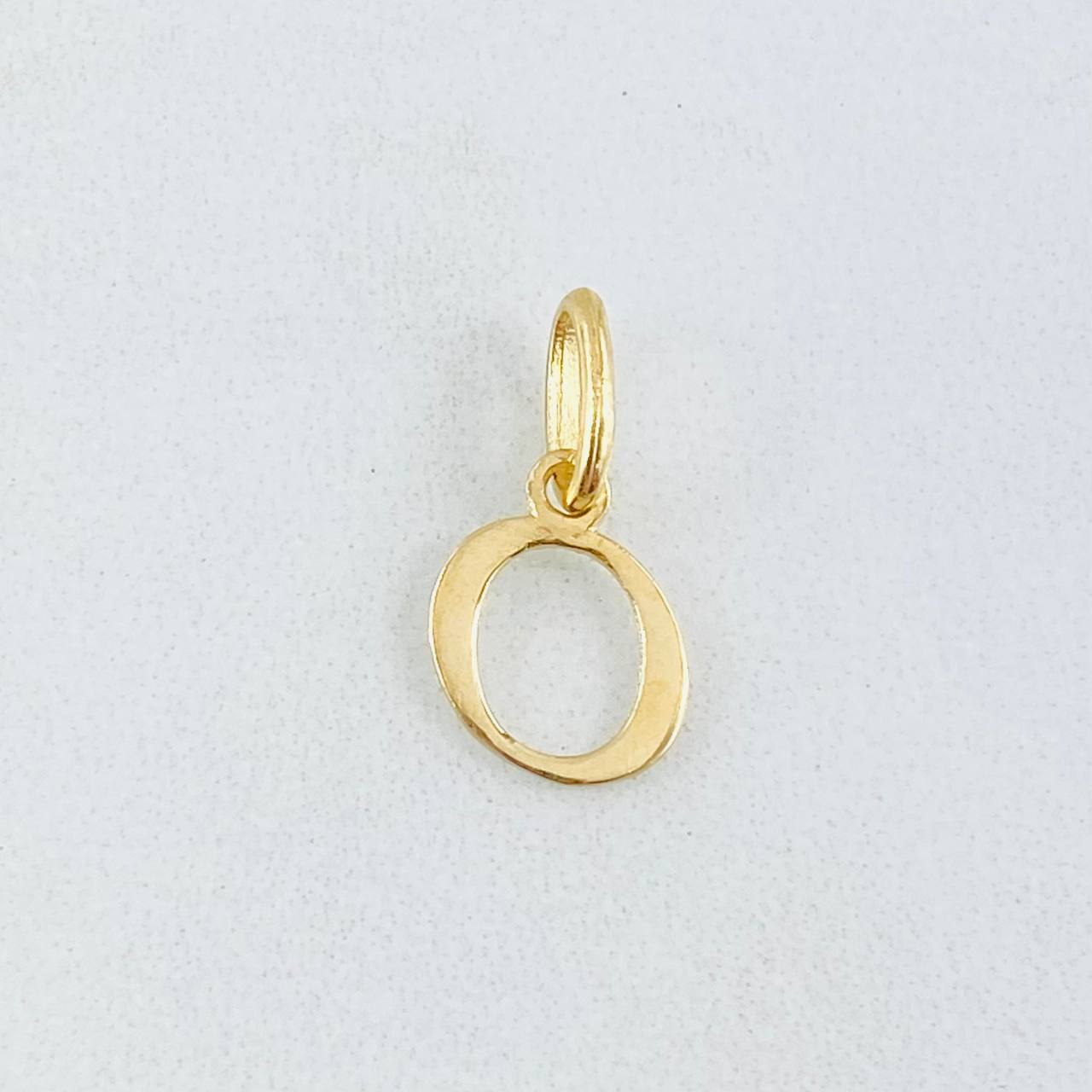 Dije Letra O Cursiva 0.4gr / 1.6cm / Oro Amarillo 18K ©