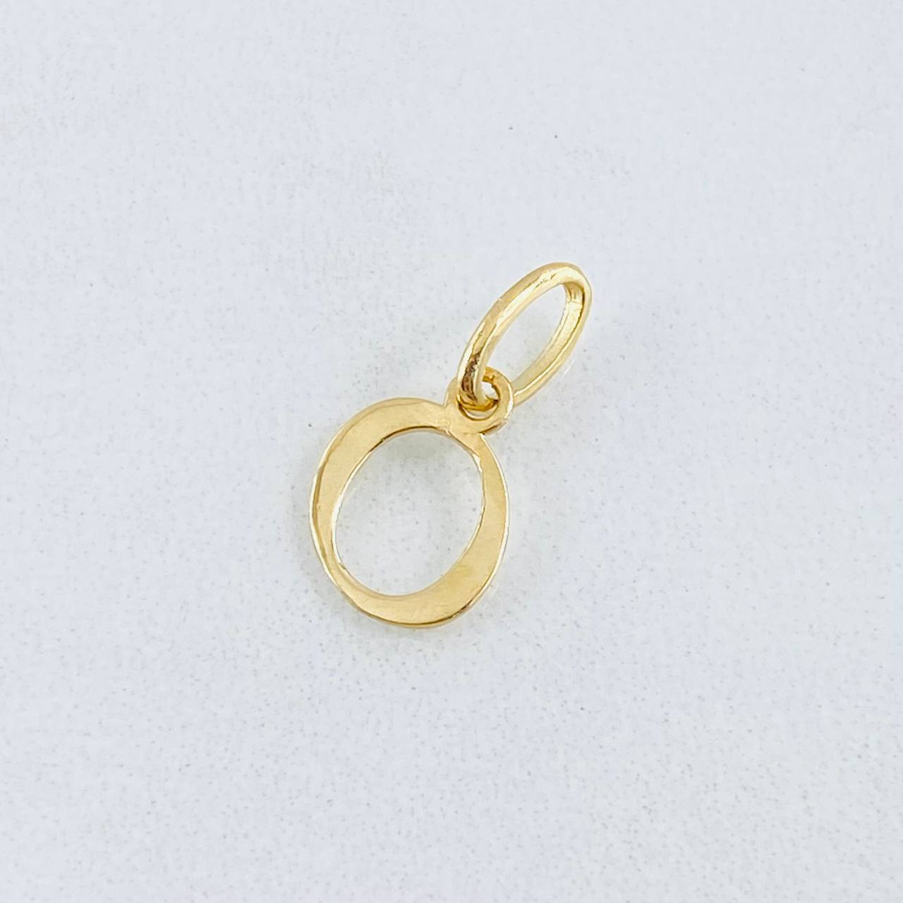Dije Letra O Cursiva 0.4gr / 1.6cm / Oro Amarillo 18K ©