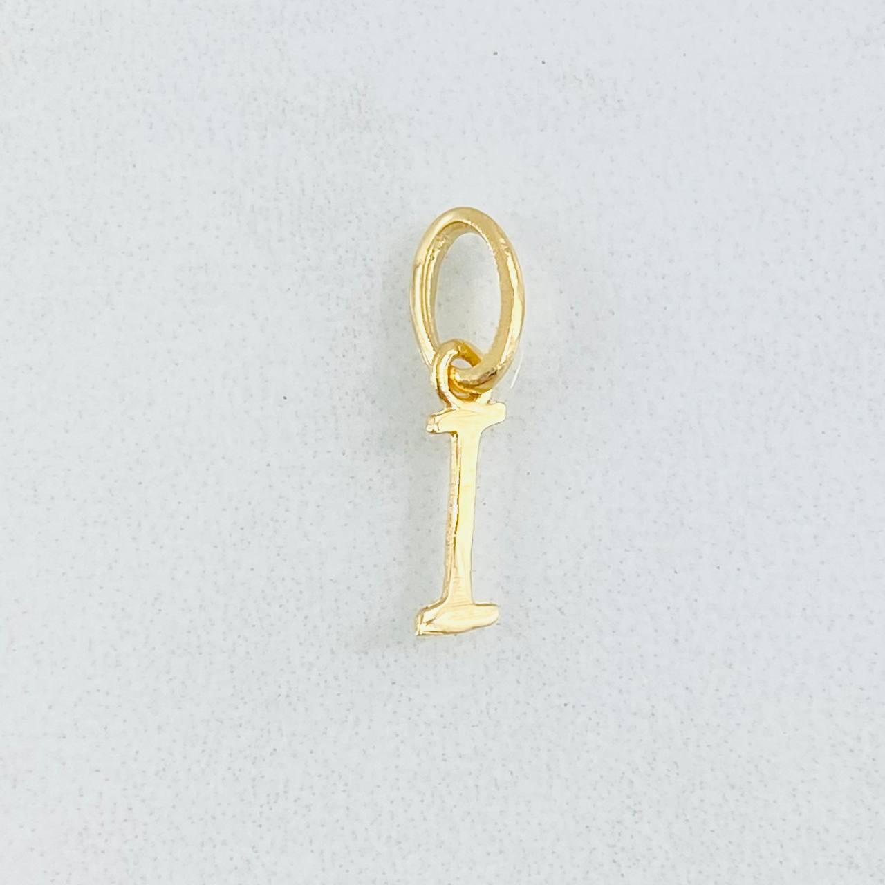 Dije Letra I Cursiva 0.3gr / 1.6cm / Oro Amarillo 18K ©