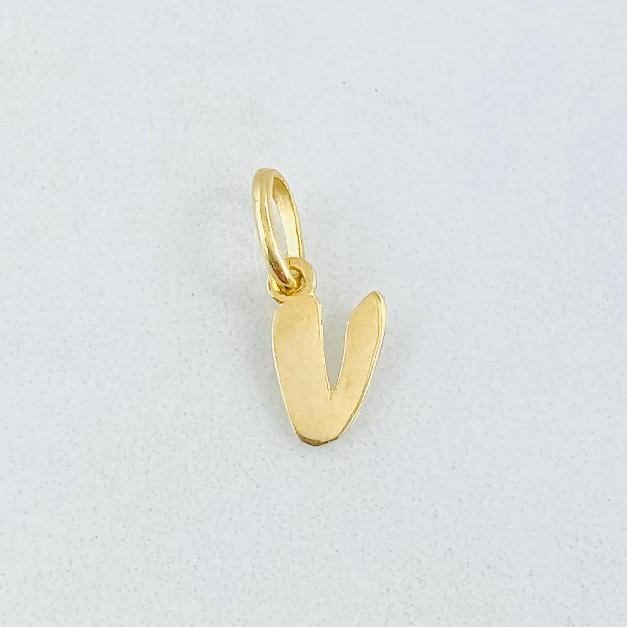 Dije Letra V Cursiva 0.4gr / 1.6cm / Oro Amarillo 18K ©