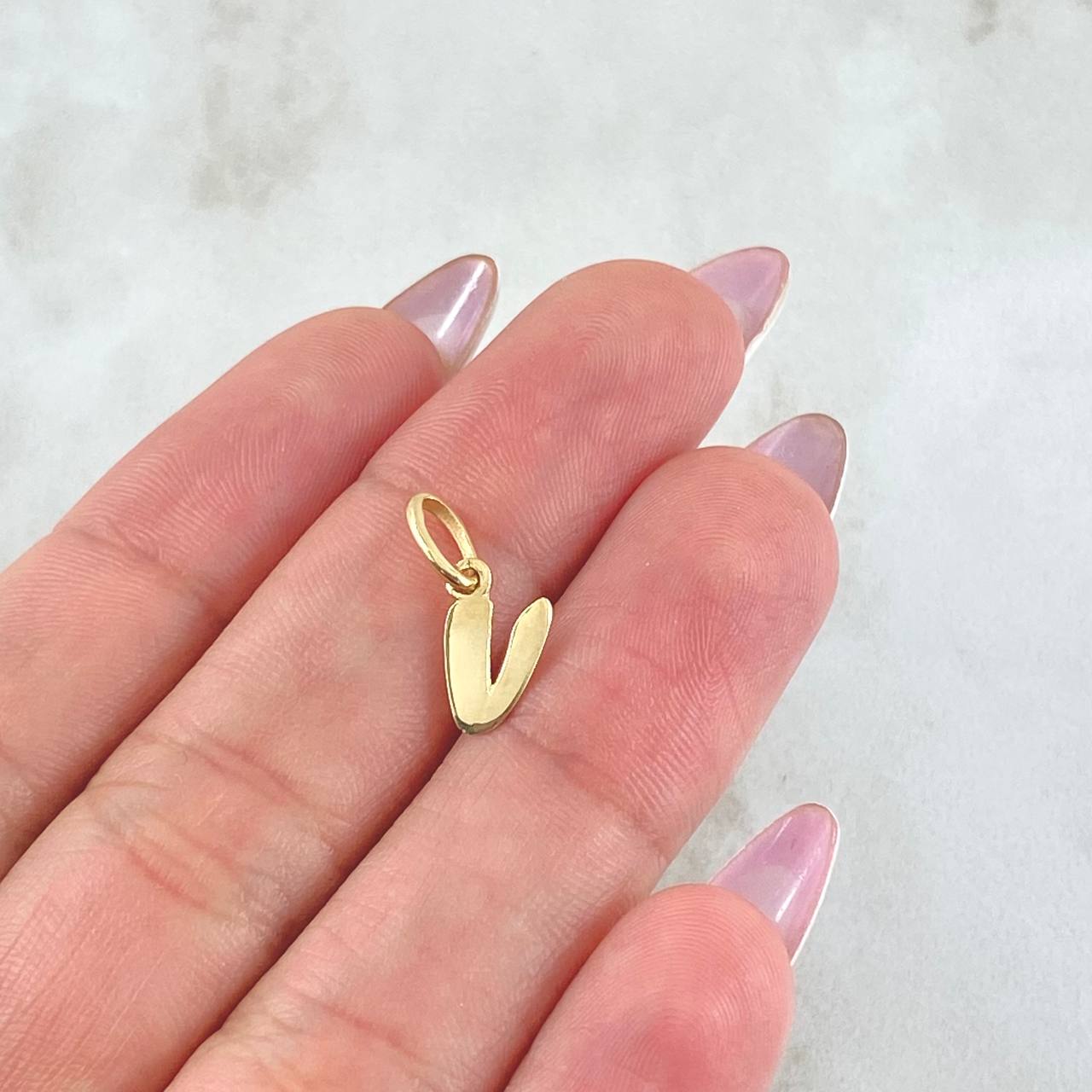 Dije Letra V Cursiva 0.4gr / 1.6cm / Oro Amarillo 18K ©