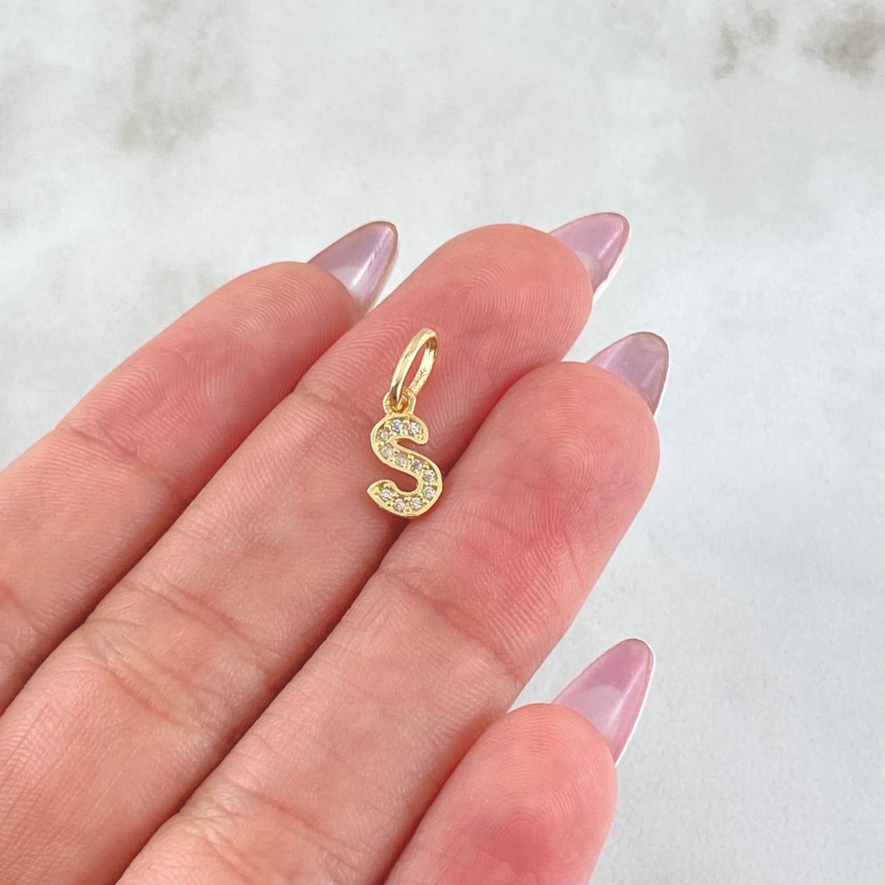 Dije Letra S 0.55gr / 1.6cm / Oro Amarillo 18K ©