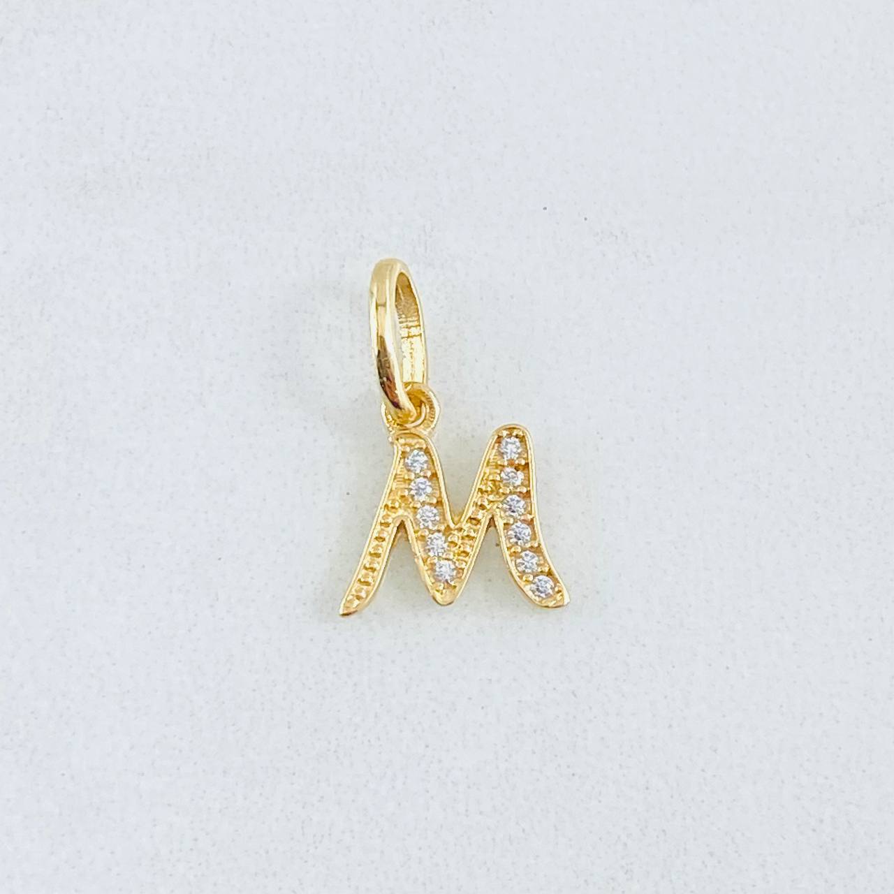 Dije Letra M 0.65gr / 1.6cm / Oro Amarillo 18K ©