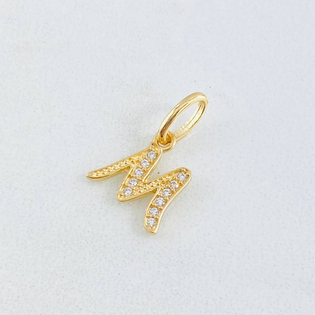Dije Letra M 0.65gr / 1.6cm / Oro Amarillo 18K ©