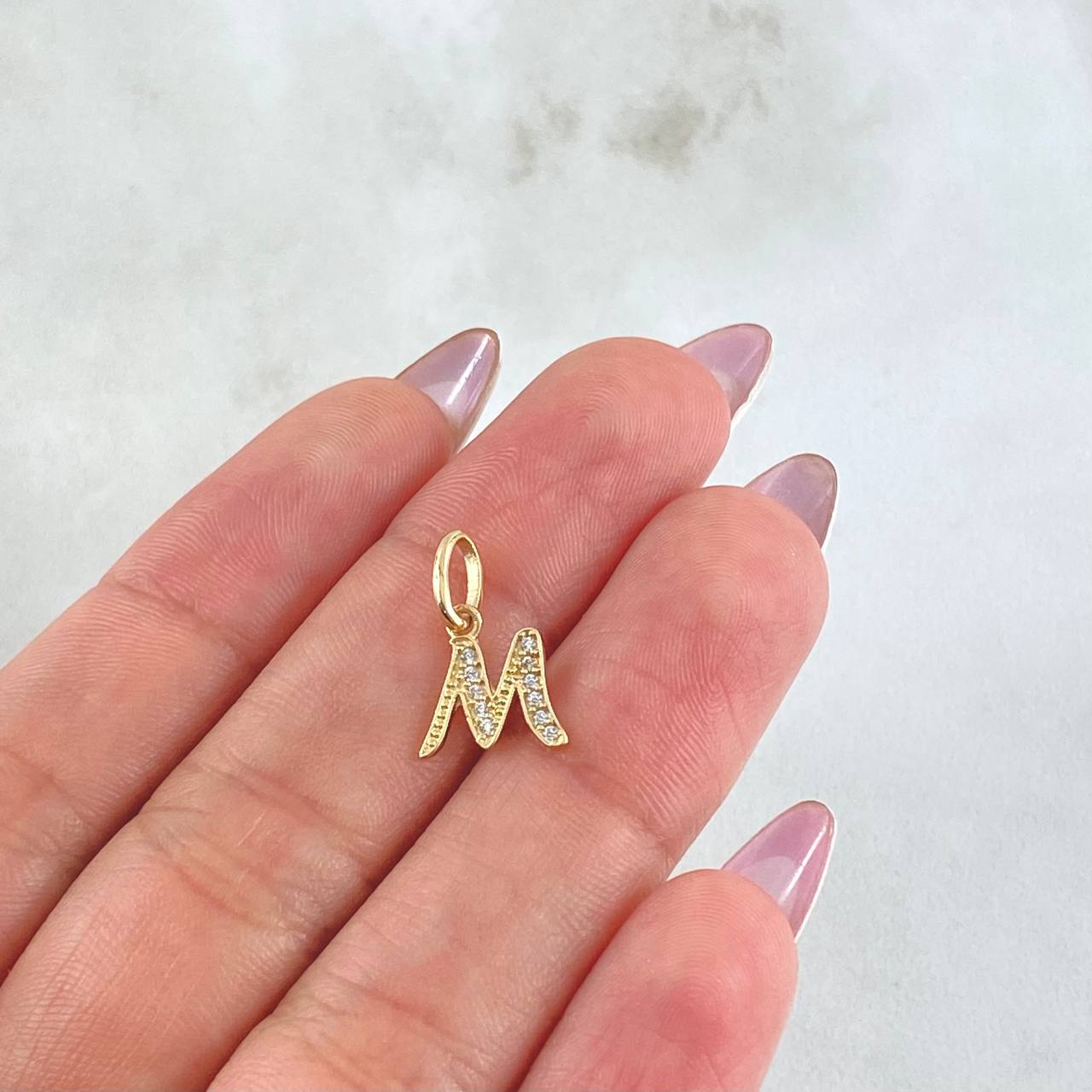 Dije Letra M 0.65gr / 1.6cm / Oro Amarillo 18K ©
