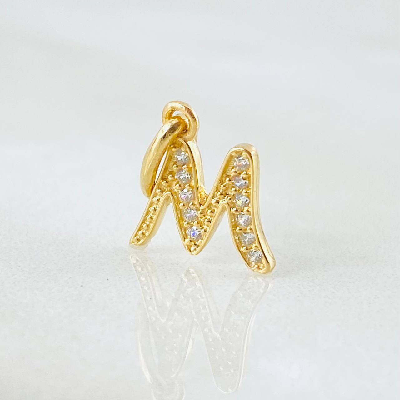 Dije Letra M 0.65gr / 1.6cm / Oro Amarillo 18K ©