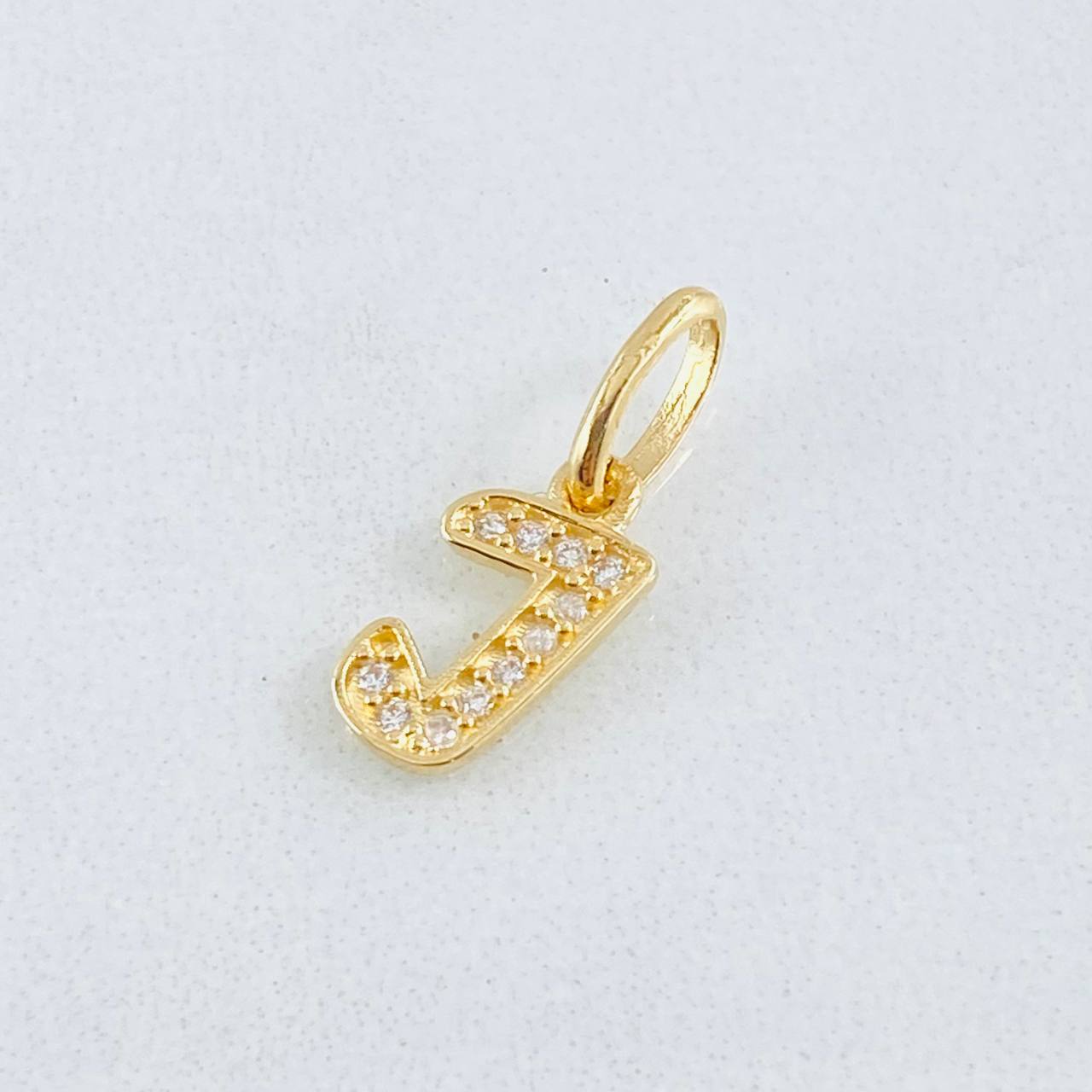 Dije Letra J 0.65gr / 1.6cm / Oro Amarillo 18K ©