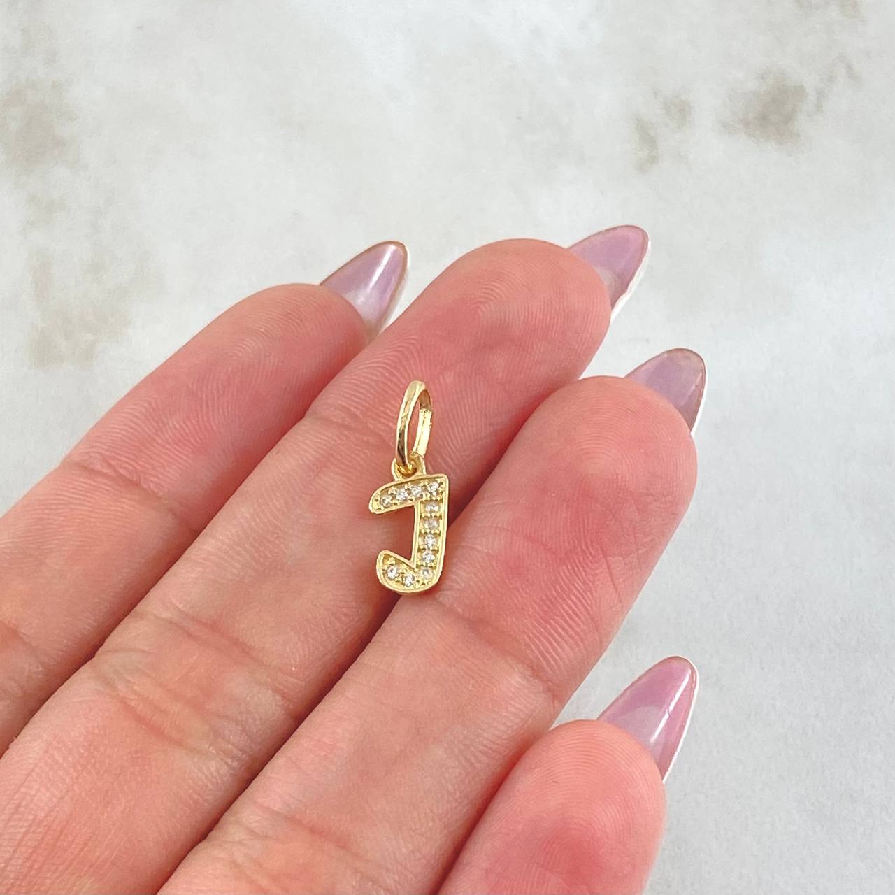 Dije Letra J 0.65gr / 1.6cm / Oro Amarillo 18K ©