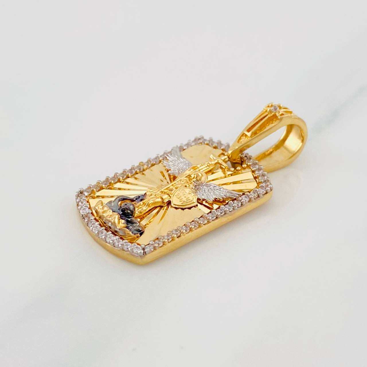 Dije Medalla San Miguel 4.05g / 3cm Tres Oros 18K