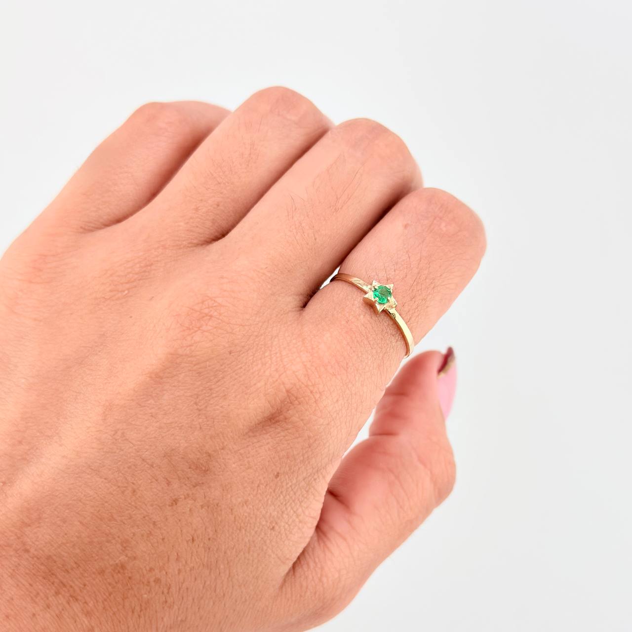 Anillo Solitario Estrella Esmeralda 15pts 1.25gr / T7 / Oro Amarillo 18K ©