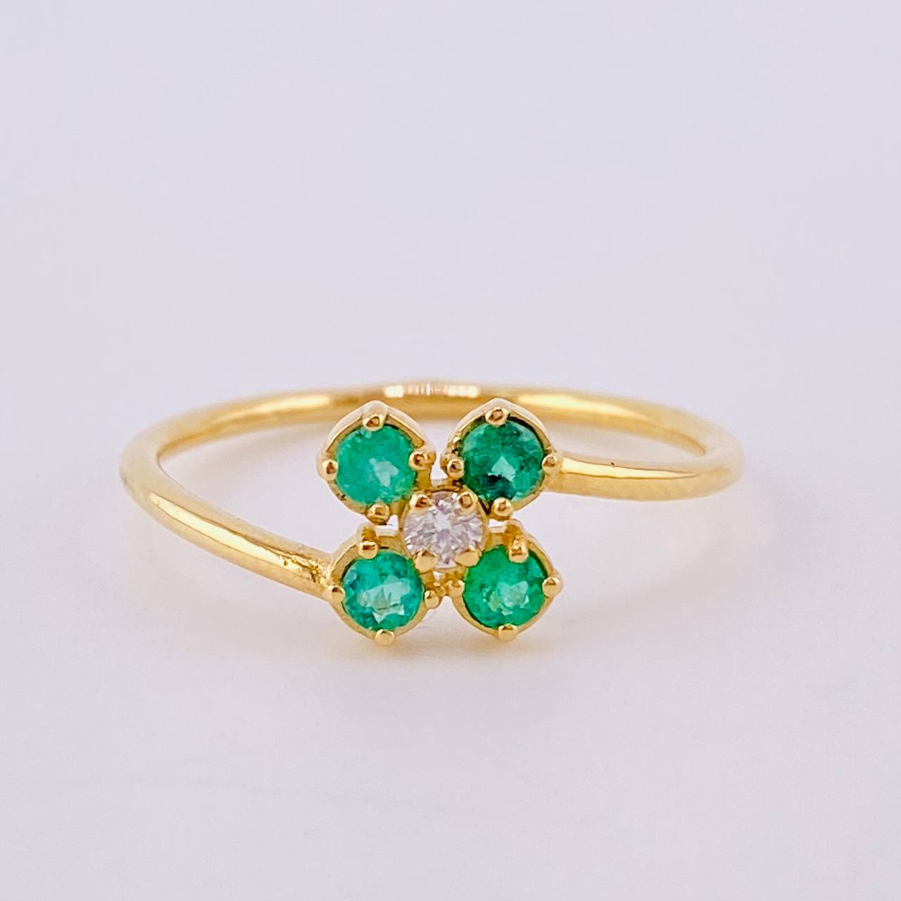 Anillo Trebol 4 Hojas Esmeraldas 15pts Diamantes 2pts 1.95gr / T7 / Oro Amarillo 18K ©