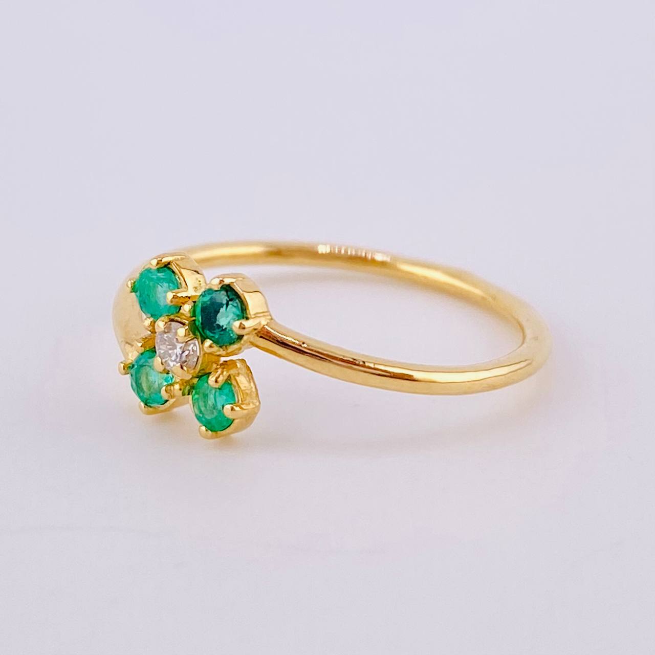 Anillo Trebol 4 Hojas Esmeraldas 15pts Diamantes 2pts 1.95gr / T7 / Oro Amarillo 18K ©