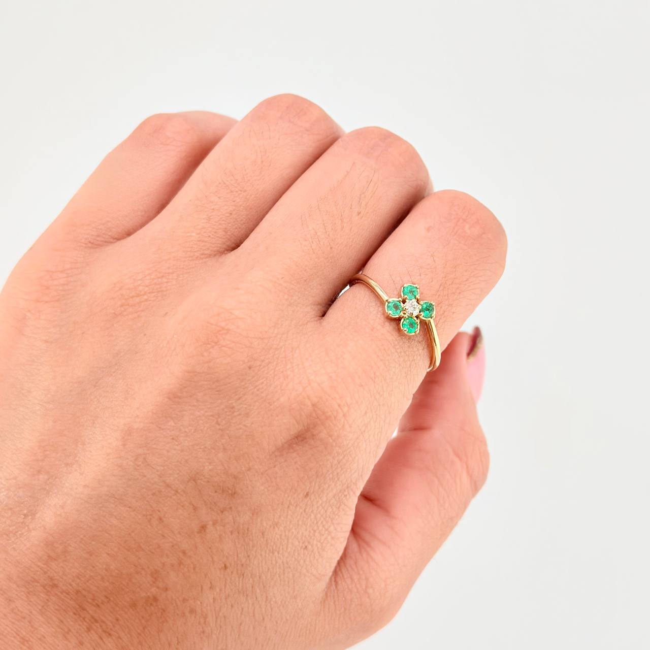 Anillo Trebol 4 Hojas Esmeraldas 15pts Diamantes 2pts 1.95gr / T7 / Oro Amarillo 18K ©