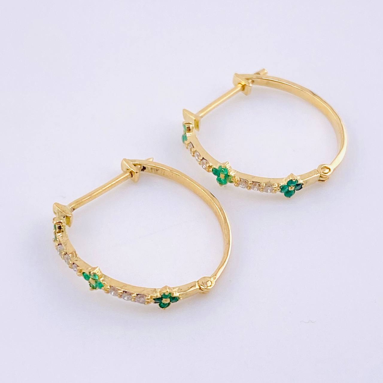 Candongas Trío Floral Esmeraldas 25pts Diamantes 12pts 1.95gr / 1.9cm / Oro Amarillo 18K
