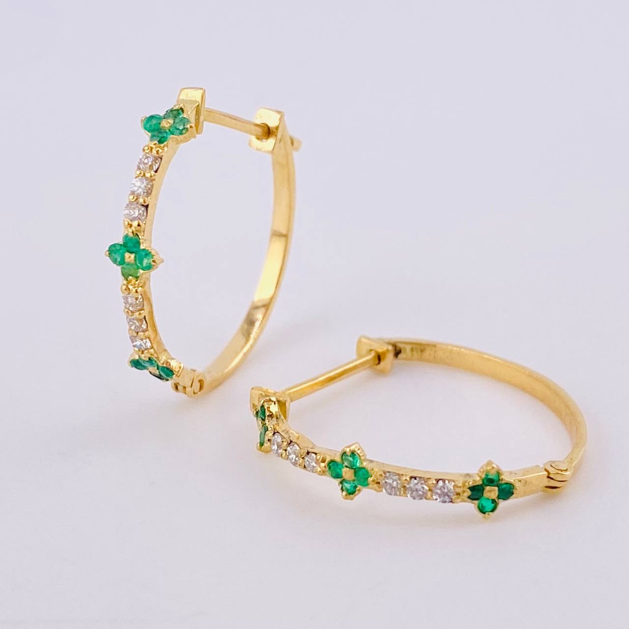 Candongas Trío Floral Esmeraldas 25pts Diamantes 12pts 1.95gr / 1.9cm / Oro Amarillo 18K