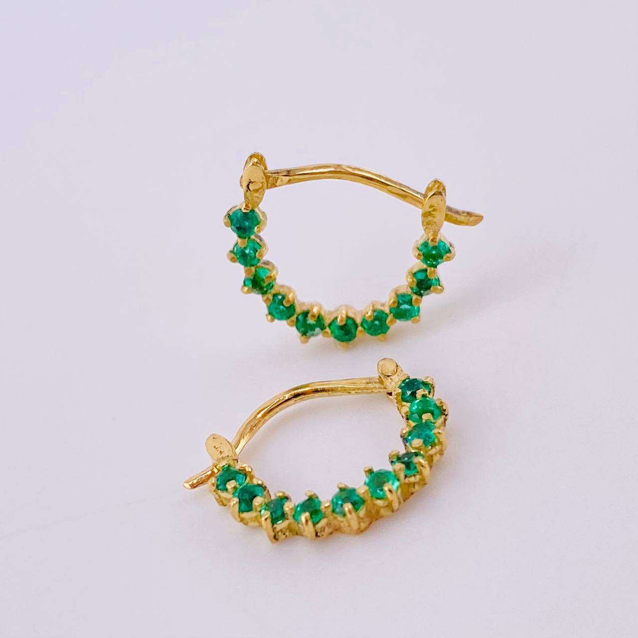 Candongas Arco Media Luna Esmeraldas 30pts 1.45gr / 1.3cm / Oro Amarillo 18K