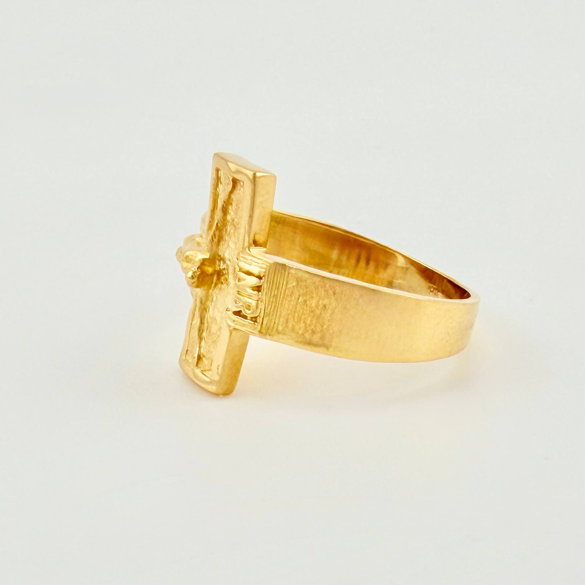 Anillo Cruz Cristo 4.05gr / T8 / Oro Amarillo 18K ©