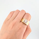 Anillo Sello Incrustado Detallado 6gr / T10 3/4 / Tres Oros 18K *