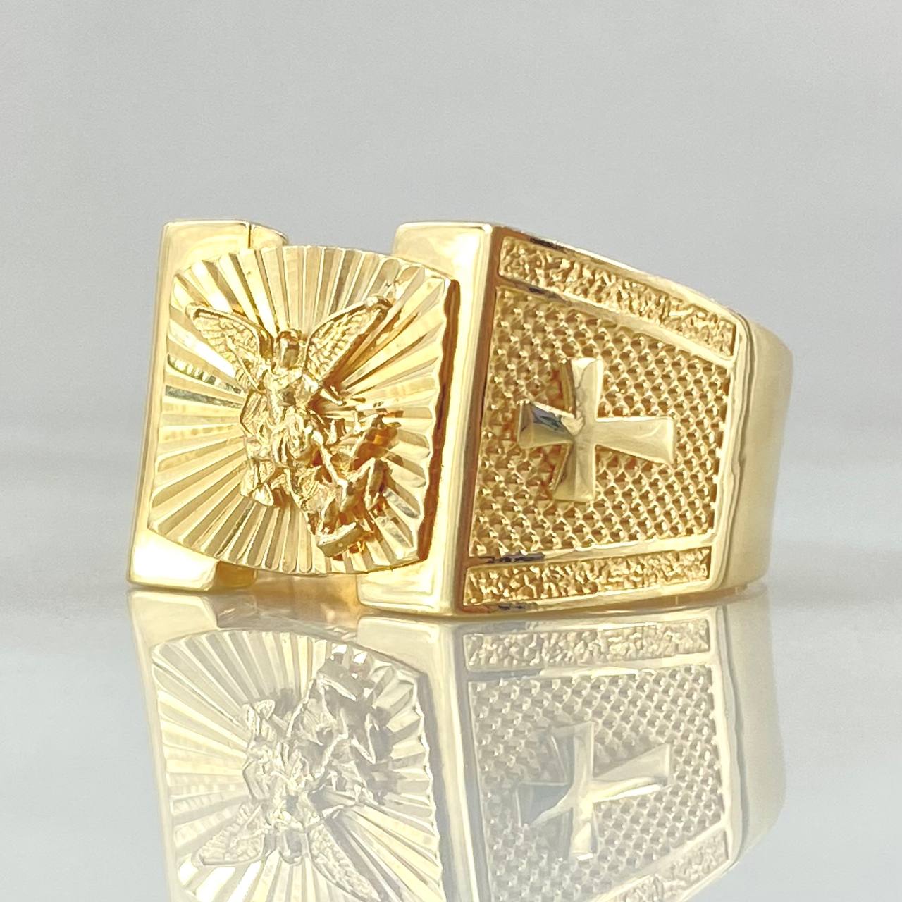 Anillo San Miguel Arcángel Cruces Texturizadas 6.9gr / T10 3/4 / Oro 18K