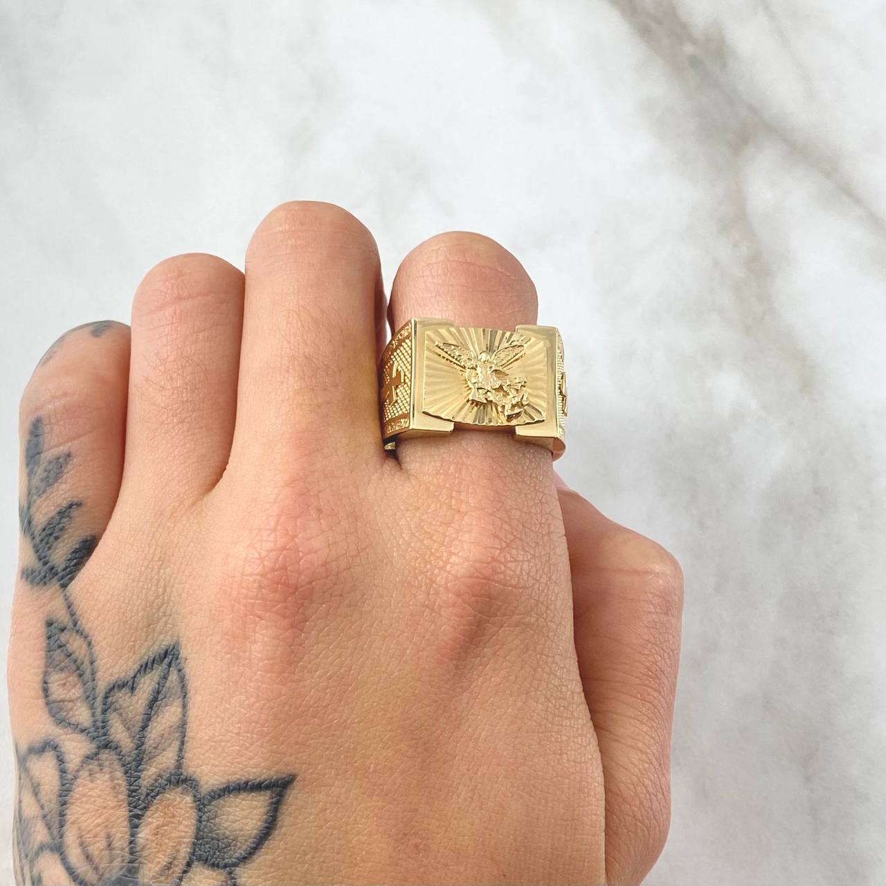 Anillo San Miguel Arcángel Cruces Texturizadas 6.9gr / T10 3/4 / Oro 18K