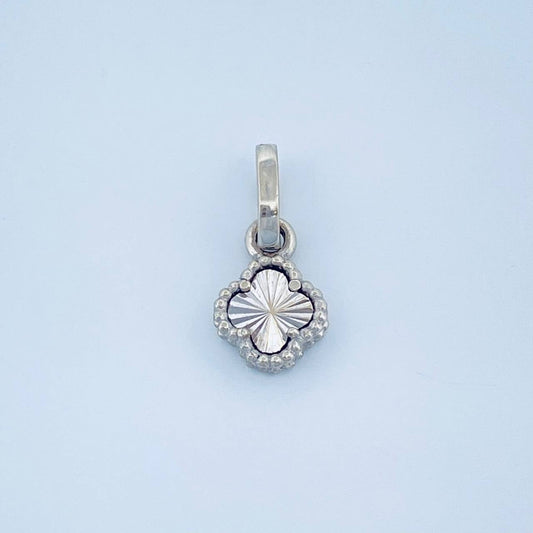 Dije Trebol 0.45gr / 1cm / Oro Blanco 18K &