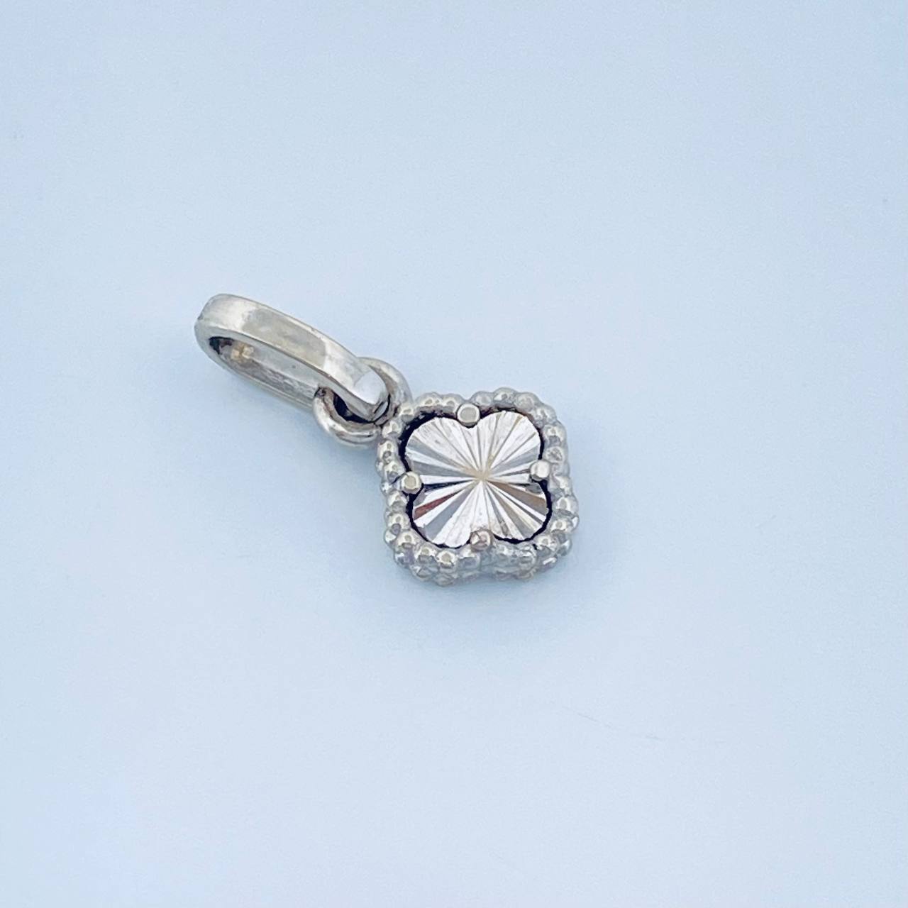 Dije Trebol 0.45gr / 1cm / Oro Blanco 18K &