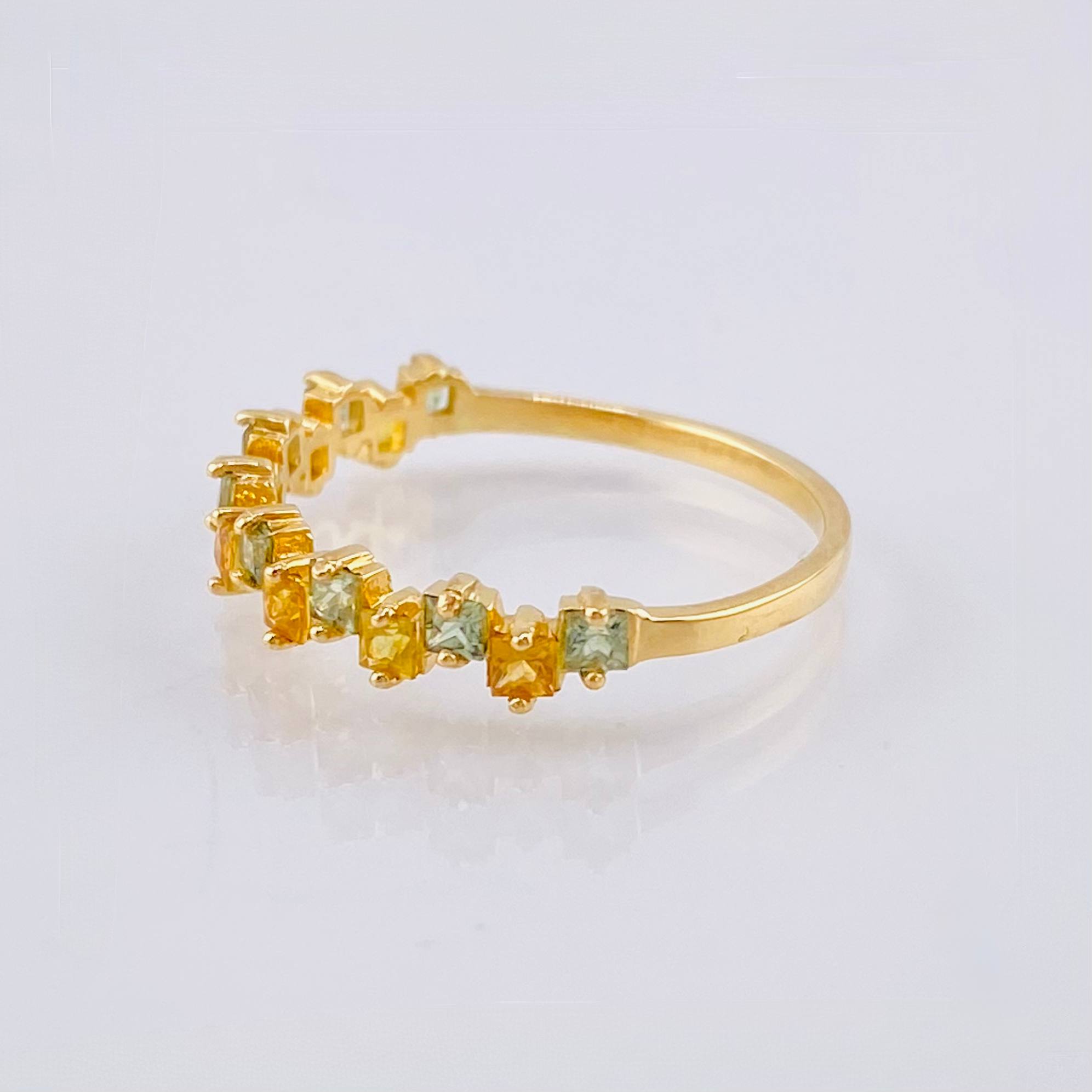 Anillo Zafiros Verdes Amarillos 90pts 1.75gr / T7 1/2 / Oro Amarillo 18K