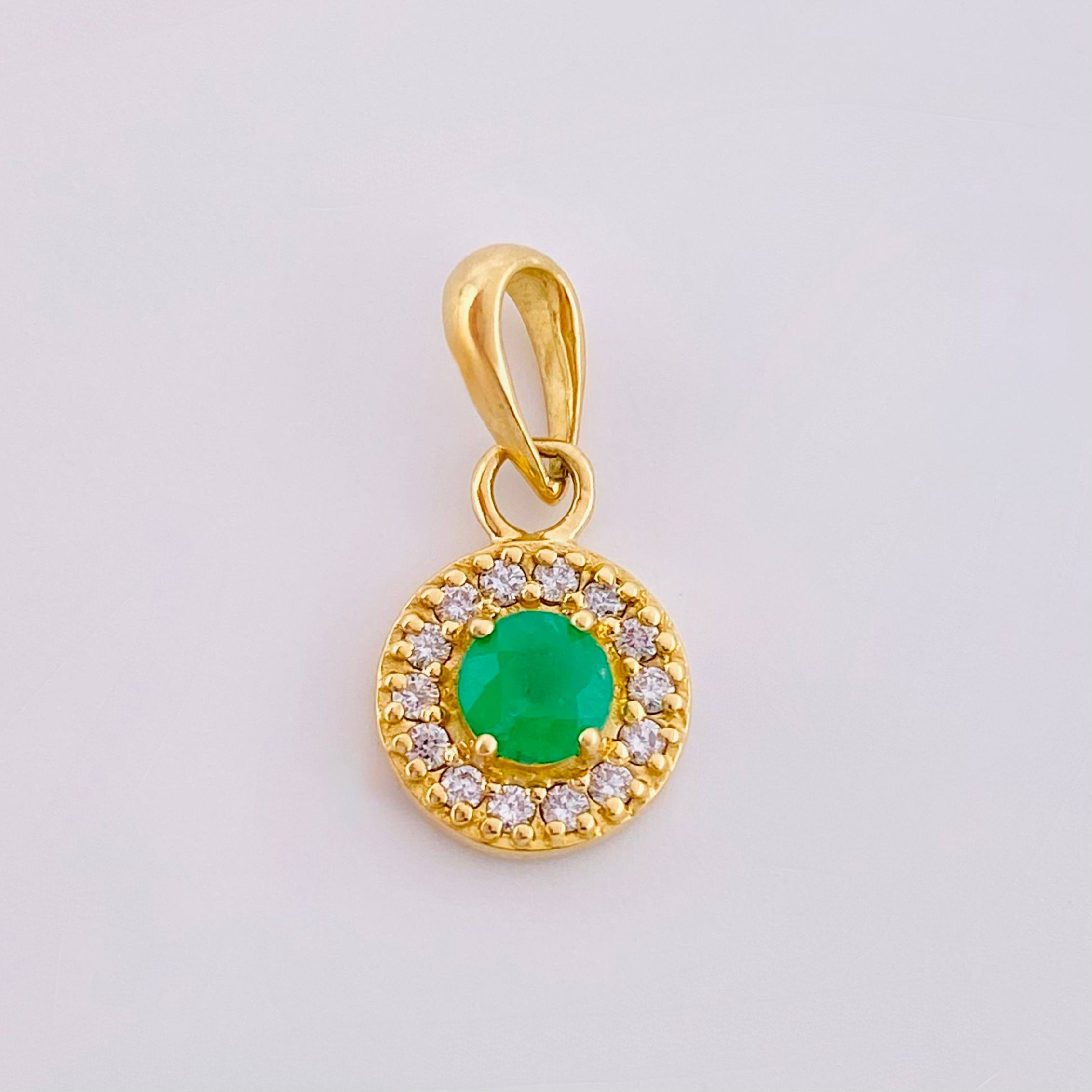 Set Circular Topos + Dije Diamantes 37pts Esmeraldas 84pts 4.2gr / 1.5cm / 8mm Oro Amarillo 18K