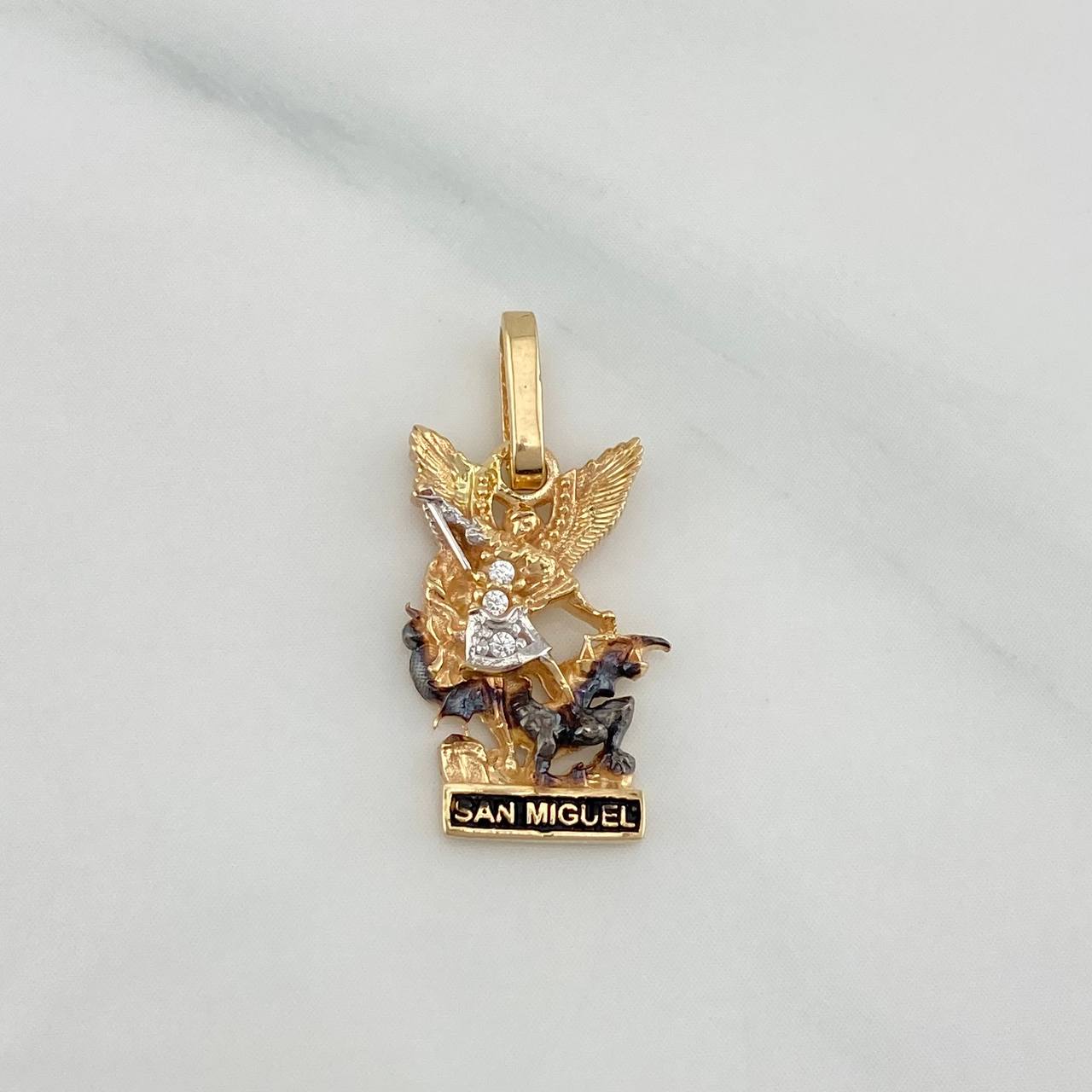 Dije San Miguel Arcangel 1.5 g / 2 cm Tres Oros 18K