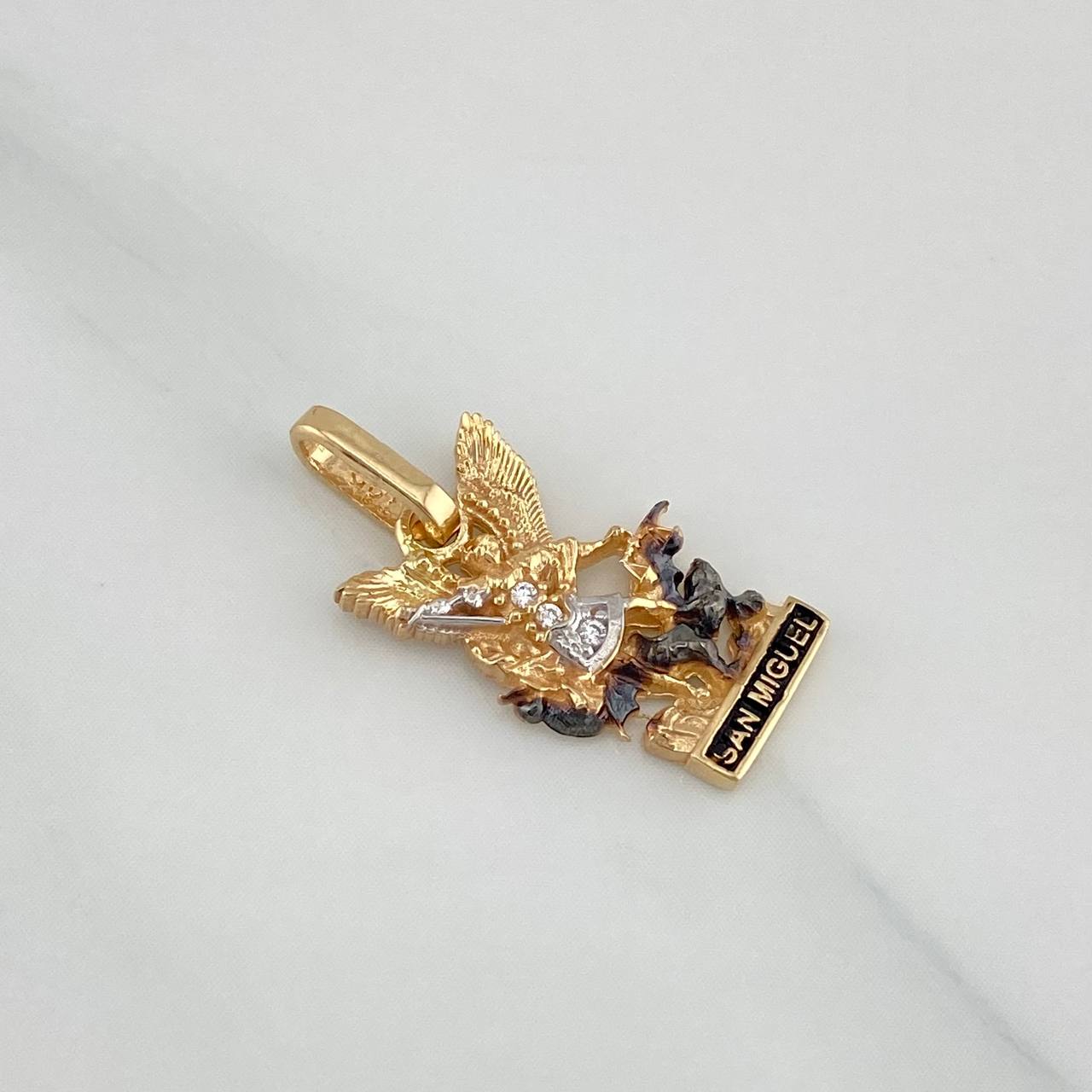 Dije San Miguel Arcangel 1.5 g / 2 cm Tres Oros 18K