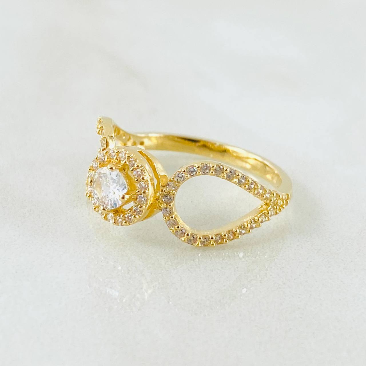 Anillo Halo Infinito 2.95gr / T7 1/4 / Oro Amarillo 18K ©