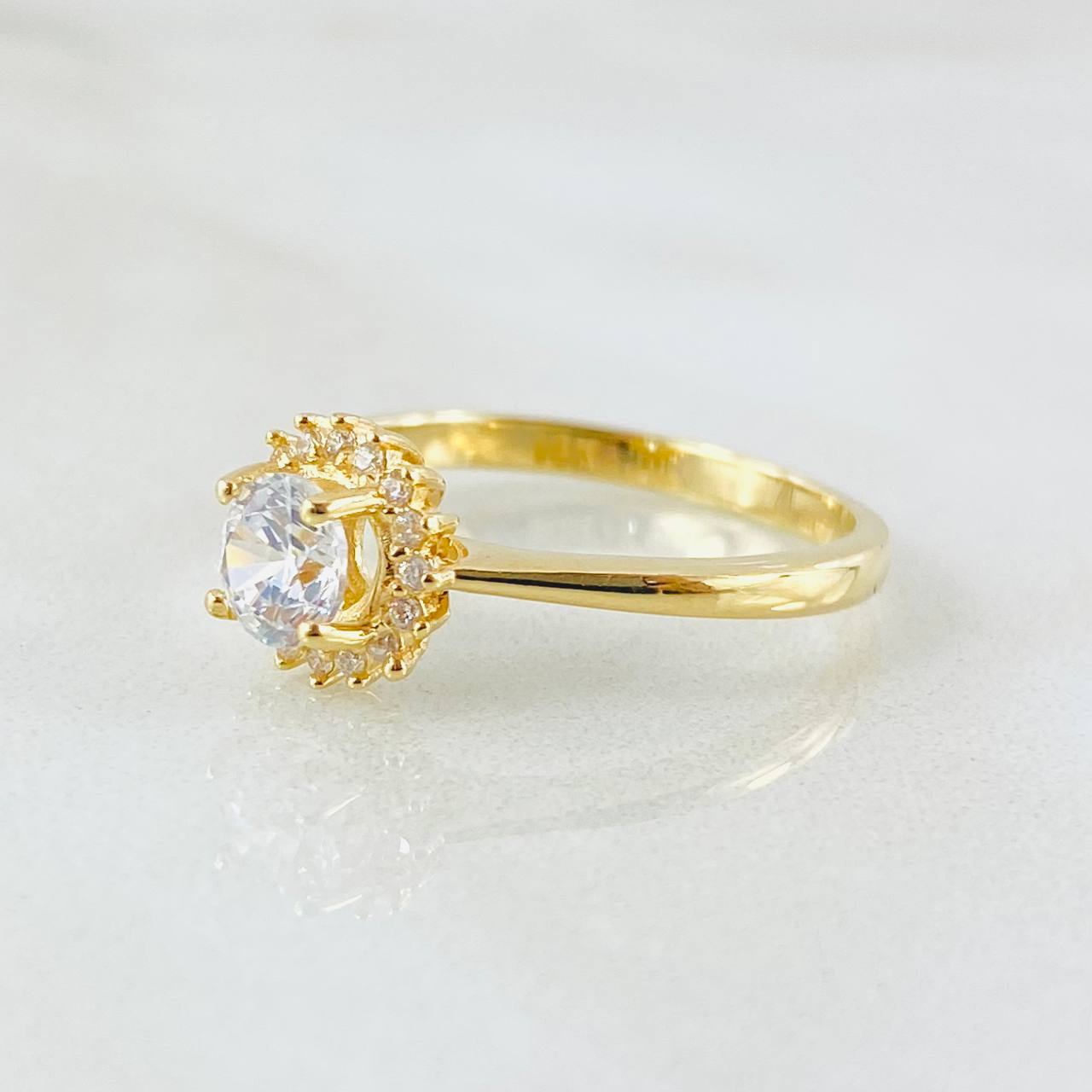 Anillo Halo Flor 2.6gr / T6 1/2 / Oro Amarillo 18K