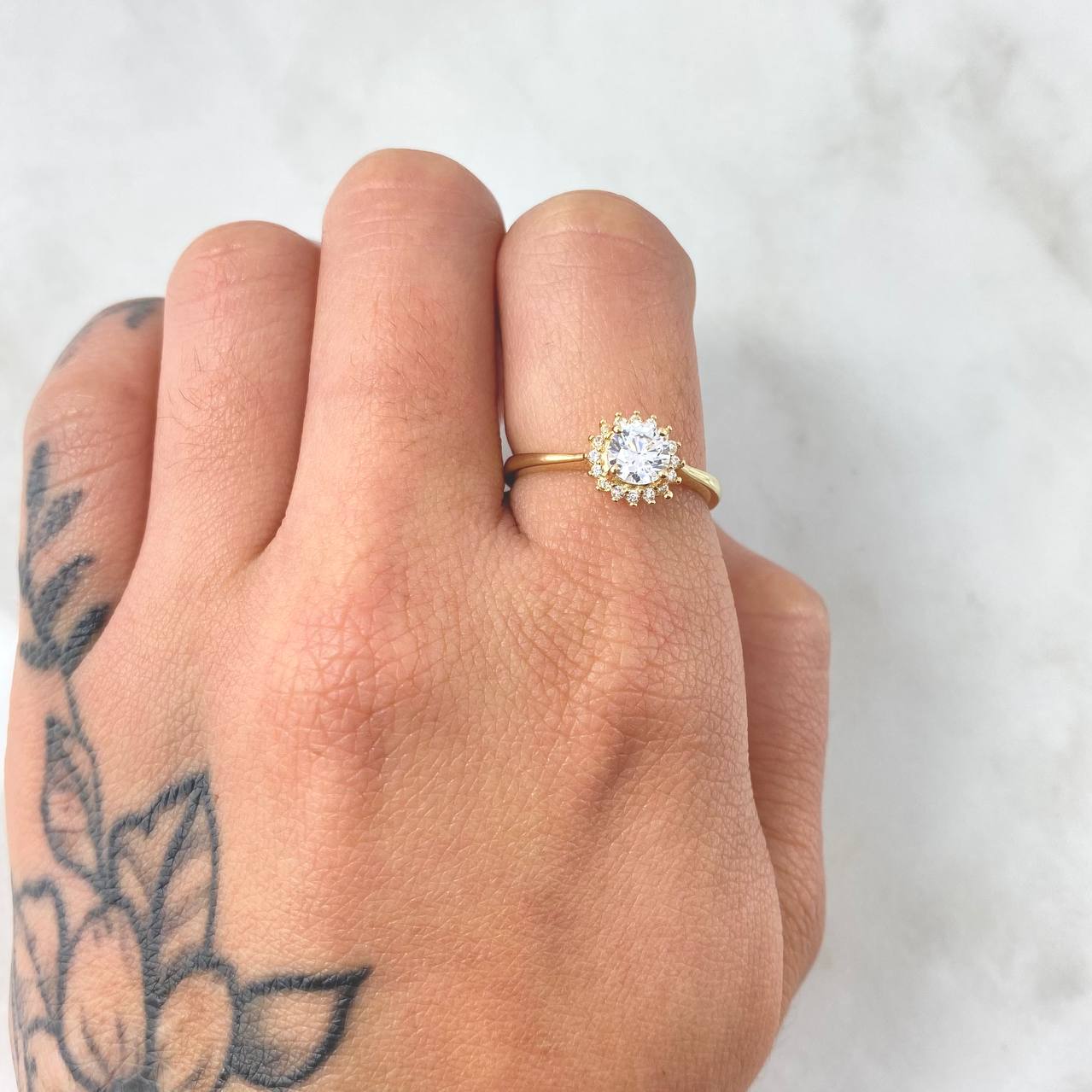Anillo Halo Flor 2.6gr / T6 1/2 / Oro Amarillo 18K
