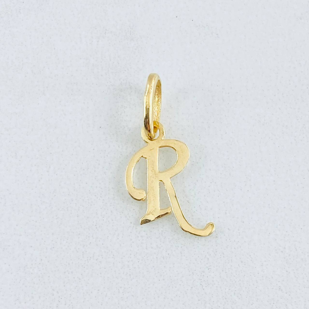 Dije Letra R 0.45gr / 1.9cm / Oro Amarillo 18K