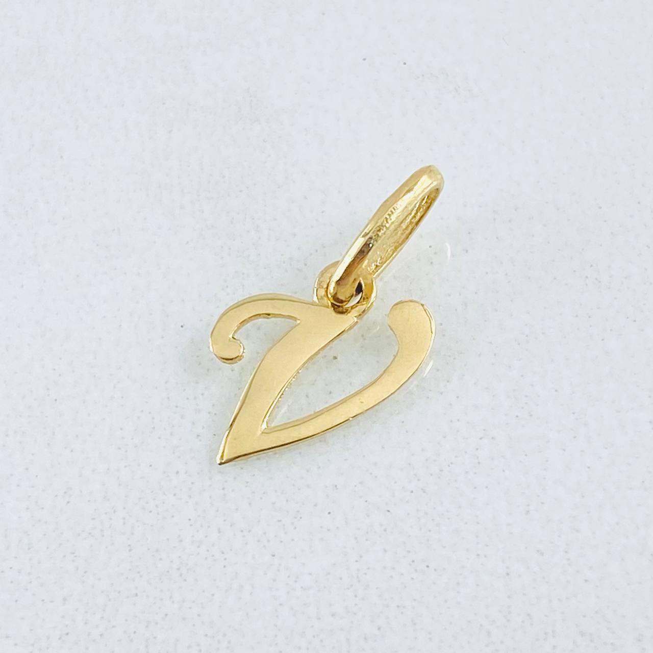 Dije Letra V 0.4gr / 1.6cm / Oro Amarillo 18K