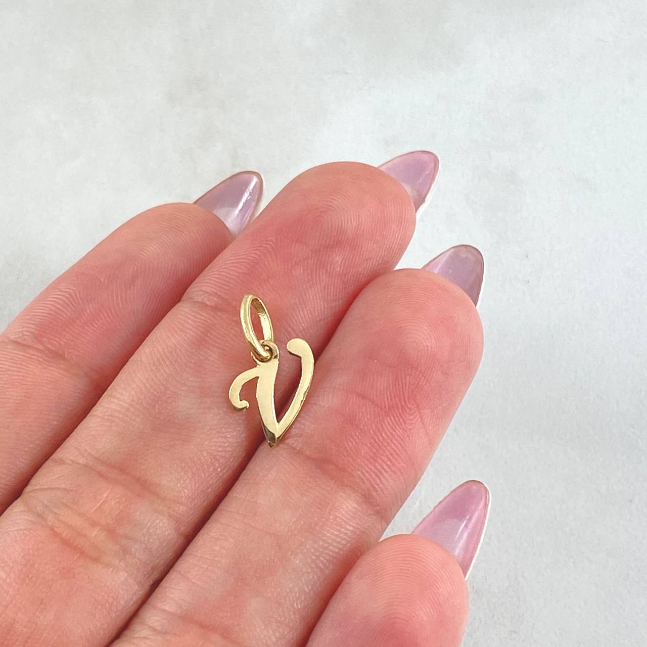 Dije Letra V 0.4gr / 1.6cm / Oro Amarillo 18K
