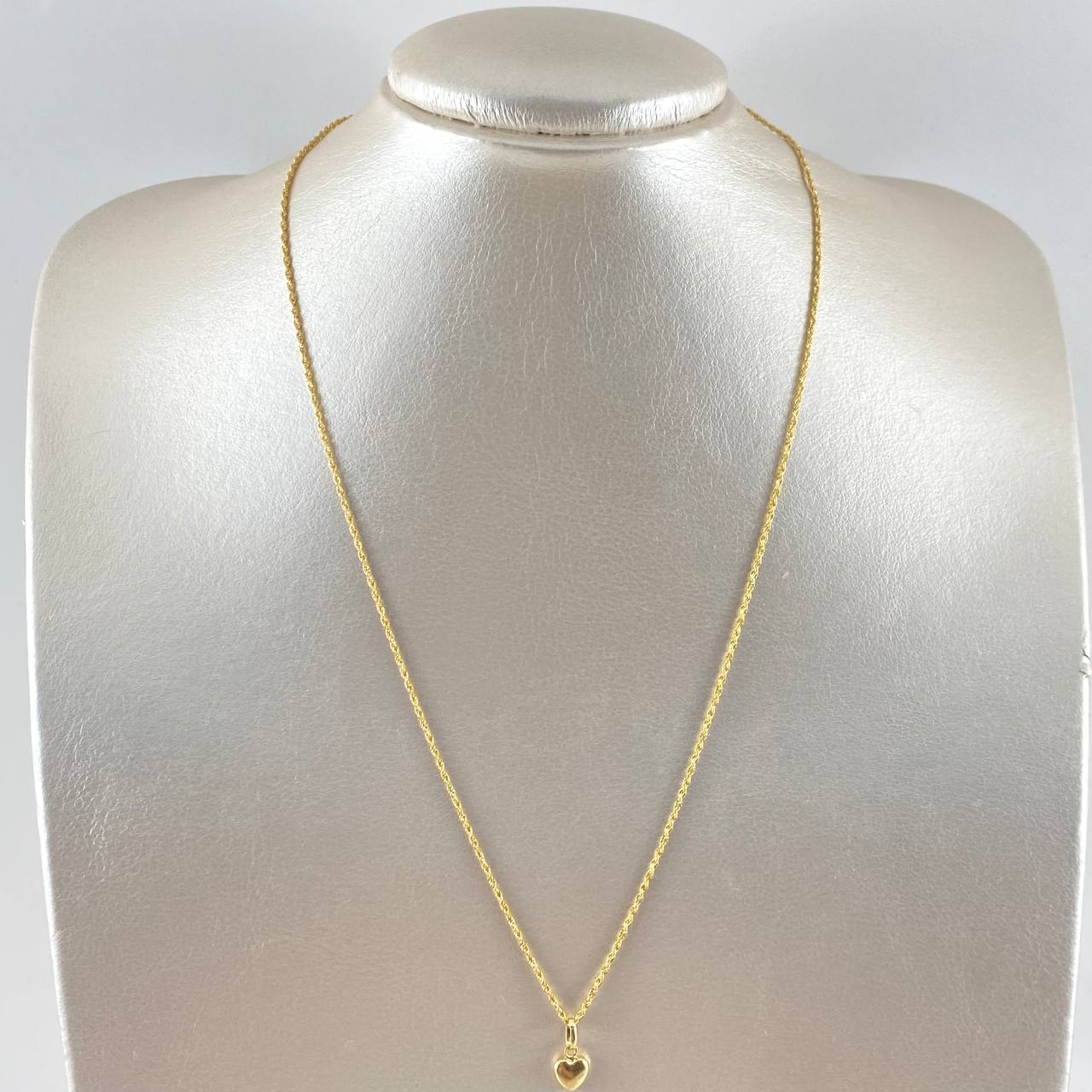 Set Cadena Lazo 1gr / 50cm / 1.2mm + Dije Corazón Plano 0.35gr / 1.3cm Oro Amarillo 18K (Oferta)