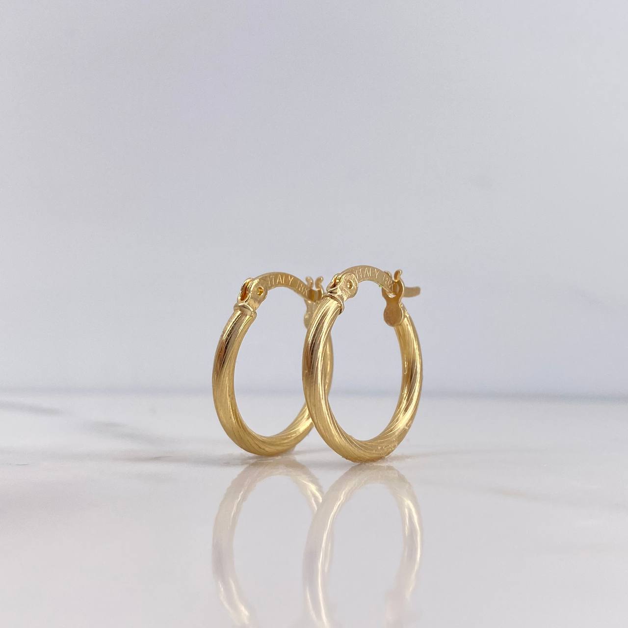 Candongas Juli 1.8gr / 1.9cm / Rayadas Oro Amarillo 18K $