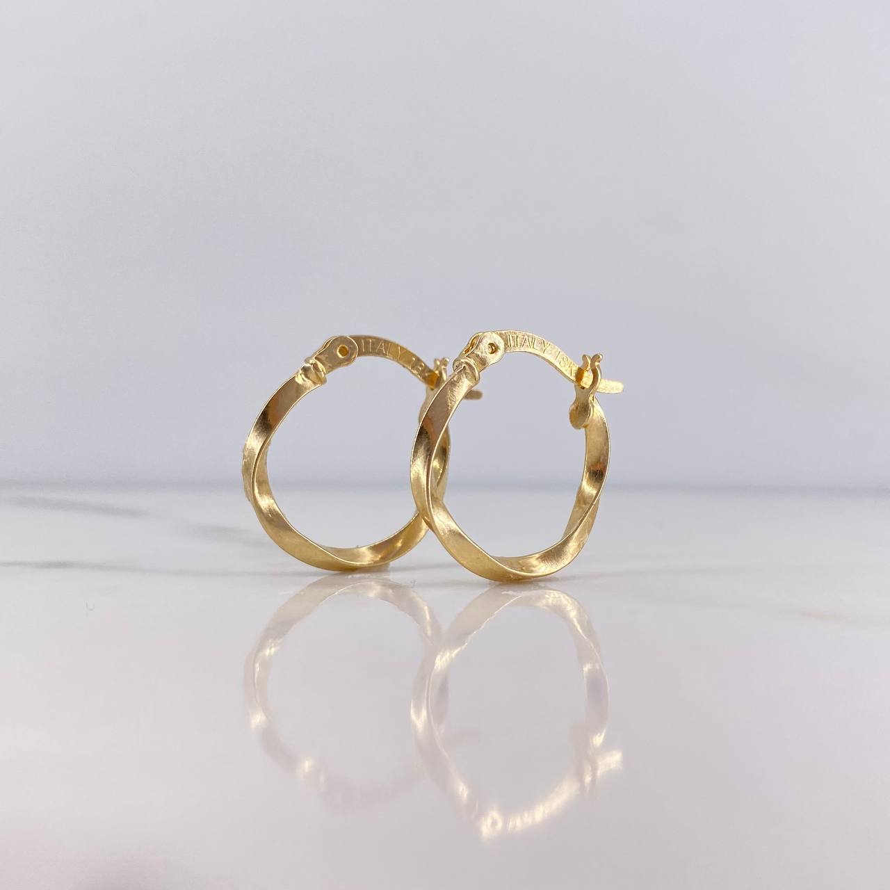 Candongas Eve 1.6gr / 1.9cm / Lisa Oro Amarillo 18K $
