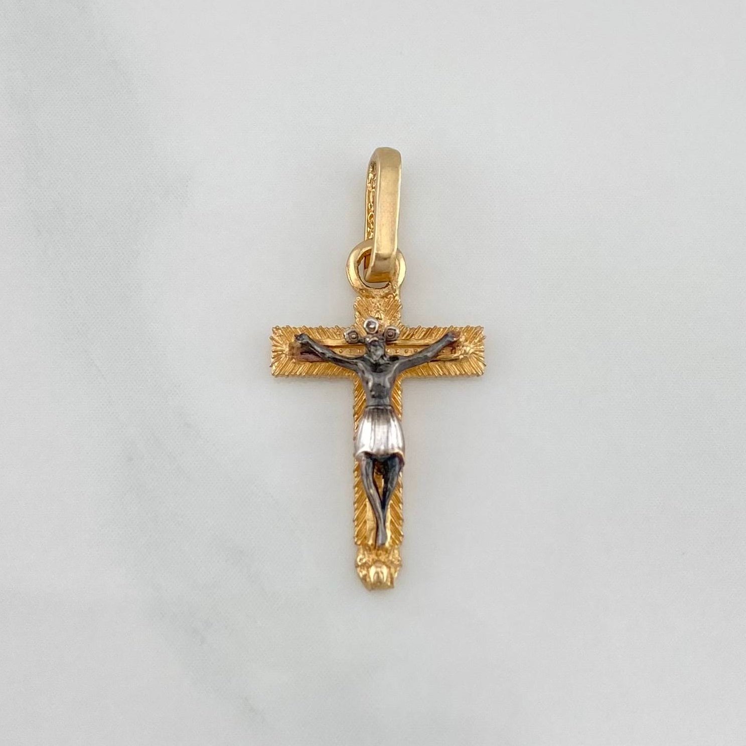 Dije Cruz Cristo Milagroso De Buga 0.85 g / 2.3 cm Tres Oros  18K