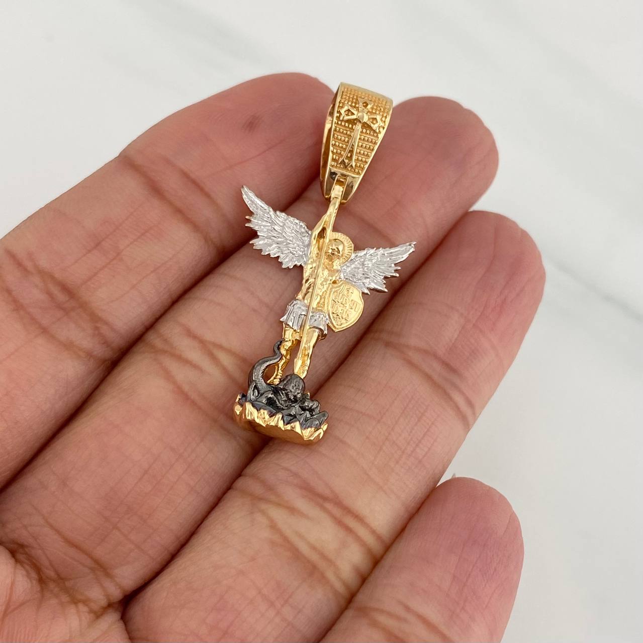 Dije San Miguel Arcangel 4.7gr / 3.8cm / Tres Oros 18K $