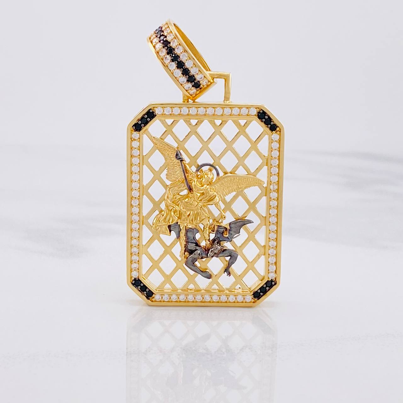 Dije Placa Malla San Miguel Arcangel 21.9g / 6cm Dos Oros Negro Amarillo 18K
